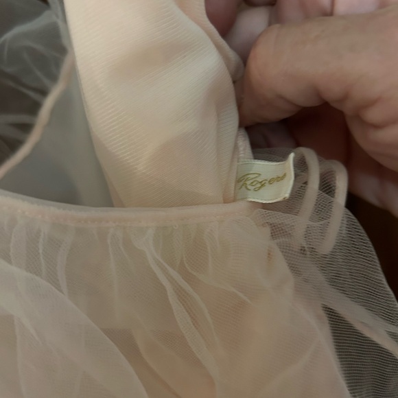 Rogers size 38. Vintage Gown. Peachy pink sheer dream great condition for age. - Picture 4 of 6